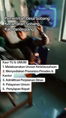 #tugaskaurumum #sobang . Tugas Kaur Umum (Kepala Urusan Umum) di desa biasanya meliputi: 1. *Mengelola administrasi umum*: Kaur Umum bertanggung jawab untuk mengelola administrasi umum desa, termasuk surat-surat, dokumen-dokumen, dan lain-lain. 2. *Mengatur kegiatan operasional*: Kaur Umum mengatur kegiatan operasional desa, termasuk pengelolaan fasilitas desa, pengadaan barang, dan lain-lain. 3. *Mengelola kearsipan*: Kaur Umum mengelola kearsipan desa, termasuk menyimpan dan mengelola dokumen-dokumen desa. 4. *Membantu Kepala Desa*: Kaur Umum membantu Kepala Desa dalam menjalankan tugas-tugasnya, termasuk menyiapkan dokumen, membuat laporan, dan lain-lain. 5. *Mengkoordinasikan kegiatan*: Kaur Umum mengkoordinasikan kegiatan desa, termasuk kegiatan operasional, kegiatan administrasi, dan lain-lain. Dengan demikian, Kaur Umum memiliki peran penting dalam mendukung Kepala Desa dan pemerintahan desa dalam menjalankan tugas-tugasnya.