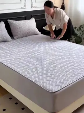 A variety of cloors are available,making sleeping more comfortable and safe,and the key is that it is also waterproof #mattresstopper #waterproof #beddings #bedding #mattressprotector #comfortable #sleep 