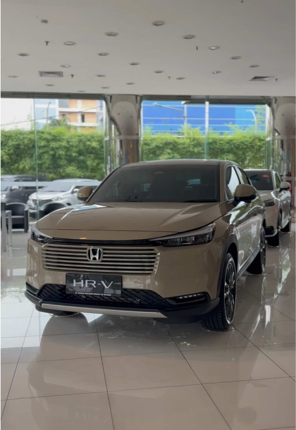 Jadi orang pertama yang pake HR-V Facelift terbaru!! Buruan mumpung belom ada yang punya nihh! HR-V FACELIFT 2025 OTR : E CVT : Rp399.900.000 E+ CVT : Rp422.000.000 e:HEV : Rp449.000.000 e:HEV Modulo : Rp460.700.000 RS e:HEV : Rp488.000.000 Untuk tanya-tanya dan pemesanan bisa langsung contact:  📞 0819-1403-2004 (Kevin) Untuk showroom kita ada di: 📍 Honda IKM Daan Mogot #honda #hondaindonesia #hondaisme #hondajakarta #brio #hondabrio #briosatya #hondabriosatya #briotermurah #wrv #brv #cityhatchback #HRV #CRV #Accord #civic #typer #hrvhybrid #facelift #newhrv 