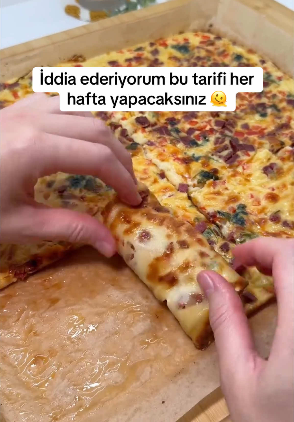 Selamunaleykum daha fazla tarif ve fikir için beni @merlifeyz takibe alabilirsiniz 🥰 Repsot @rümeysanurmengir  Yabancı bir sayfada görüp denediğim bağımlısı olduğumuz fırında krep tarifini sizlerede vermek istedim, inanılmaz lezzetli oluyor ve aşırı pratik sürekli yapmak isteyeceğinize eminimm😍 Fırında krep pizza 2 yumurta 2 su bardağı süt 1 su bardağı un 1 çay kaşığı silme tuz Kıvamı sıvı olacak şekilde çırpalım yeterince pürüzsüz olmazsa süzgeçten geçirebilirsiniz.  Yağlı kağıt serili fırın tepsisine dökün Sucuk, kırmızı biber, kaşar peyniri, cheedar peyniri, maydanoz ben bunları kullandım ama her malzemeyle nefis olur . Hepsini eşit serpiştirip fansız önceden ısıtılmış fırında 170 derecede kızarana kadar pişirelim. Sıcak soğuk her türlü lezzet nirvanası oluyor ve ocakta krepten daha kolay😂 Deneyeceklere kolay gelsin💕 #pizza #kalhvaltı #kahvaltılıktarifler #sunum #kahvaltımasası #kahvaltilik #atistirmalik 