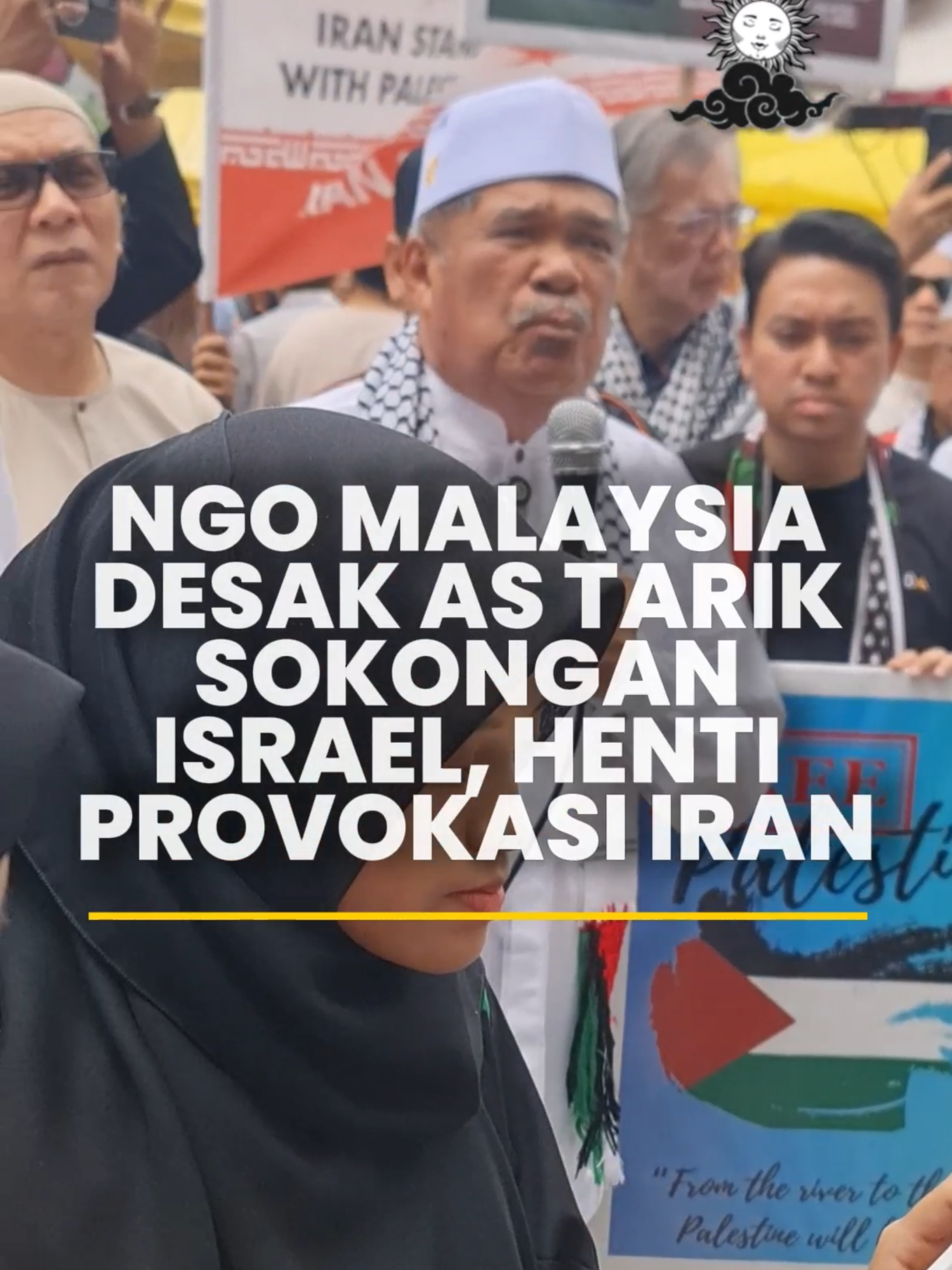 NGO Malaysia desak AS tarik sokongan Israel, henti provokasi Iran Kerajaan Amerika Syarikat (AS) didesak agar memutuskan secara terbuka segala bentuk sokongan terhadap rejim Zionis Israel dan provokasi ketenteraan ke atas Iran yang dianggap sebagai pencetus ketegangan di Asia Barat, lapor wartawan Sinar Harian, Izwan Rozlin. Desakan itu dinyatakan dalam memorandum lima tuntutan utama yang diserahkan oleh lebih 100 pertubuhan bukan kerajaan (NGO) Malaysia kepada Kedutaan AS pada Jumaat. Ketika berucap pada Himpunan Tolak Perang: Malaysia Pertahan Palestin dan Kedaulatan Iran berhampiran Kedutaan Amerika Syarikat (AS), Presiden Parti Amanah Negara (Amanah), Datuk Seri Mohamad Sabu berkata, dunia Islam tidak boleh terus berdiam diri terhadap kekejaman rejim Zionis yang kini menyasarkan Iran selepas menghancurkan beberapa negara Arab sebelum ini. --------------------------------------------- Jom ke Karnival Siang Malam Karangkraf! 🎉  📅 25–27 Julai  🕘 9 pagi – 12 tengah malam  📍 Dataran Karangkraf, Seksyen 15, Shah Alam  #KarnivalSiangMalam #SinarHarian #BeritaSemasa #Himpunan