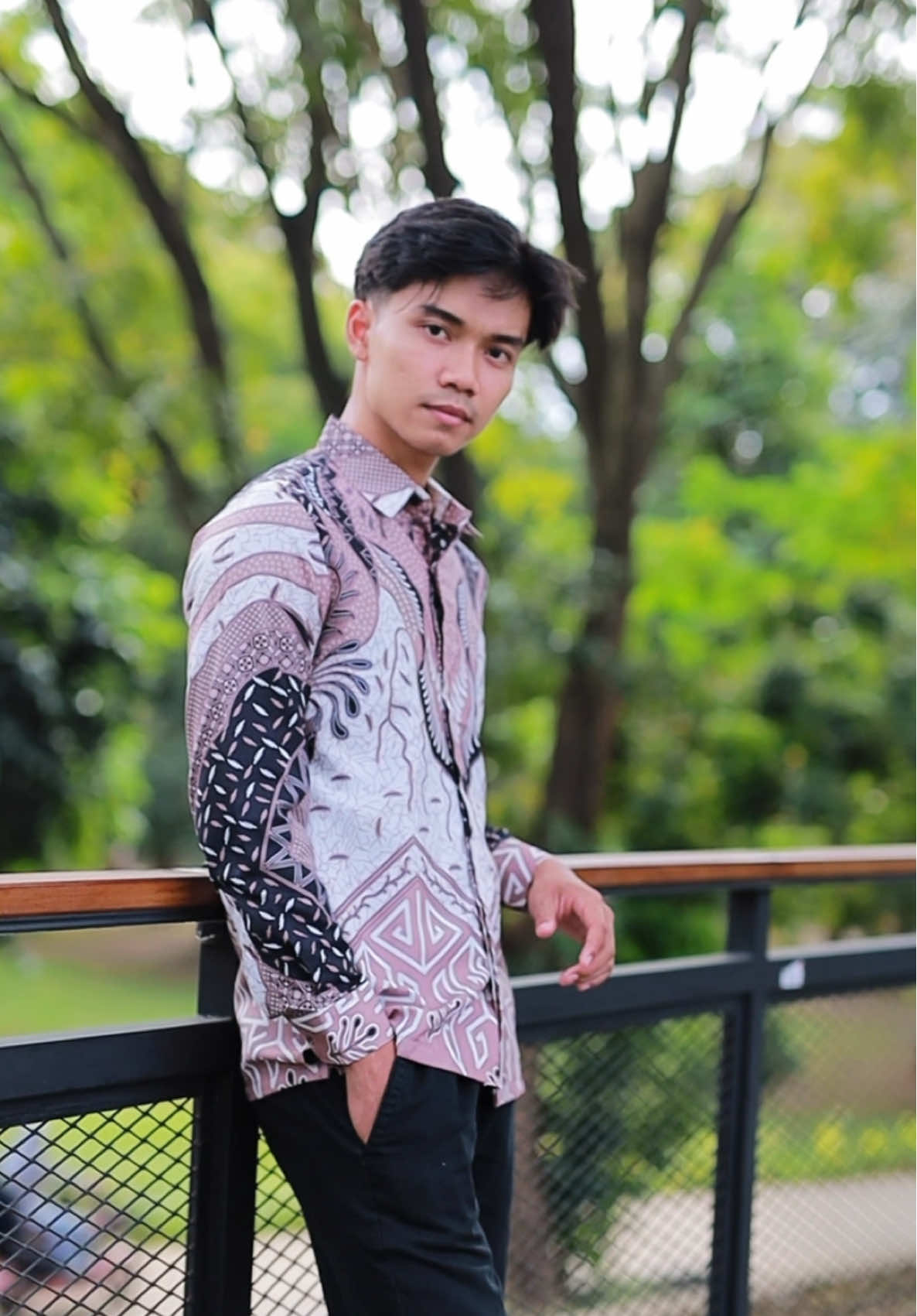nih ada rekomendasi batik buat kamu yang ingin tampil beda#batikprakasa #batik #batikpria #batikpriaslimfit #OOTD #fyp #foryou 