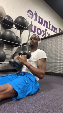 Thursday morning workout!!  #lowkeyojay #shinepodcast #getactive #stayactive #planetfitness #workout #motivation #dontgiveup #yourownpace #notaprofessional #happythursday #betonyourself #dumbbellworkout #dumbbell 