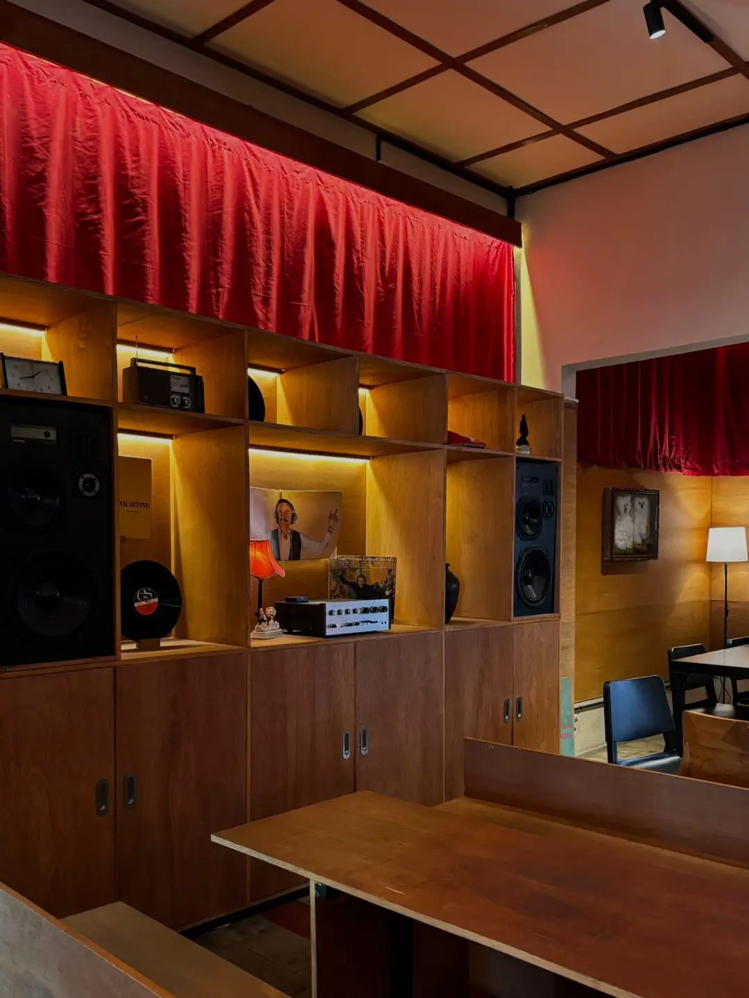 Nemu hidden spot aesthetic di solo, harus banget mampir kesini sih kalo ke solo guys 🫵🏼 📍House of Neighbors by Swargi #coffeeshop #coffeeshopjogja #comfyspace #foryou #fyp #nongkrongjogja #hiddenswargi #swargicoffee 