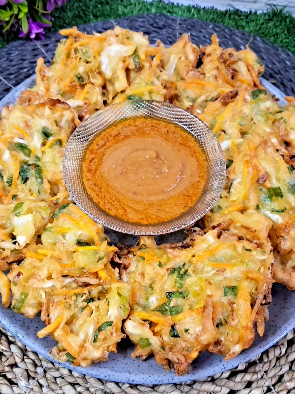 Bakwan atau bala-bala atau ote-ote atau... apalah namanya terserah kalian nyebutnya . Makannya dicocol saus kacang @brocofood.id cocok bangettt Rasanya makin gurih, ada varian pedas dan original, jadi anak-anak juga bisa makannya. Karna sebentar lagi libur sekolah, yuk recook resepnya . Ini bakwan ternikmatt yg pernah ada 😍 RESEP BAKWAN SAYUR : 1 buah wortel besar 1/4 kol/kubis 2 batang daun bawang 1 batang seledri 3 siung bawang putih 1/2 sdt ketumbar bubuk 2 butir kemiri 1/2 sdt baking powder 1/2 sdt garam 1/2 sdt merica bubuk 1/2 sdt kaldu bubuk 1 sdm gula pasir 3 sdm tepung beras 10 sdm tepung tapioka Air dingin (masukan bertahap sampai adonan kental) #resepsimple #cemilan #resepcemilan #bakwan #viral #fyp 