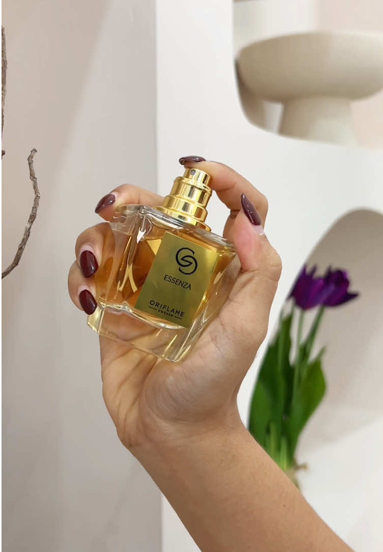 Let's unboxing Giordani Gold Essenza, parfum legendaris kesayangan semua orang! 😆😆  #Oriflame #OriflameIndonesia #fragrance #perfume #parfumerecommended 