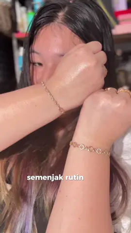 semenjak rutin pake body lotion dari @FLOWERGLASS kulit jadi ga kusam lagi dannn wangi bangettt loh ! Yuk cobain juga, pake voucher “ FLOWERGLASS “ Buat dapetin disc 10rb #tipsmencerahkan #bodylotion 