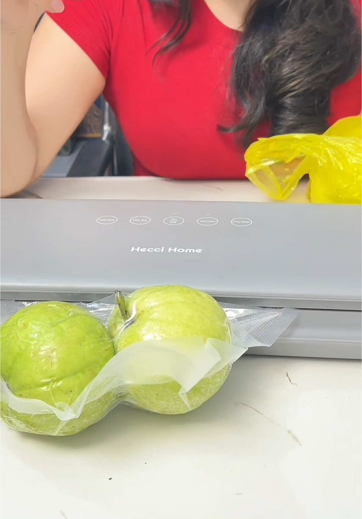 Chỉ mất có 3 giây thôi là vừa có thể hút chân không và Hàn miệng túi cho chúng ta 1 cách dễ dàng #mayhutchankhong #mayhutchankhongthucpham #mayhutthucpham #mayhanmiengtui #hahienhoa1 #xuhuong #tienichgiadinh #thinhhanh #giadungtienich #giadungthongminh 