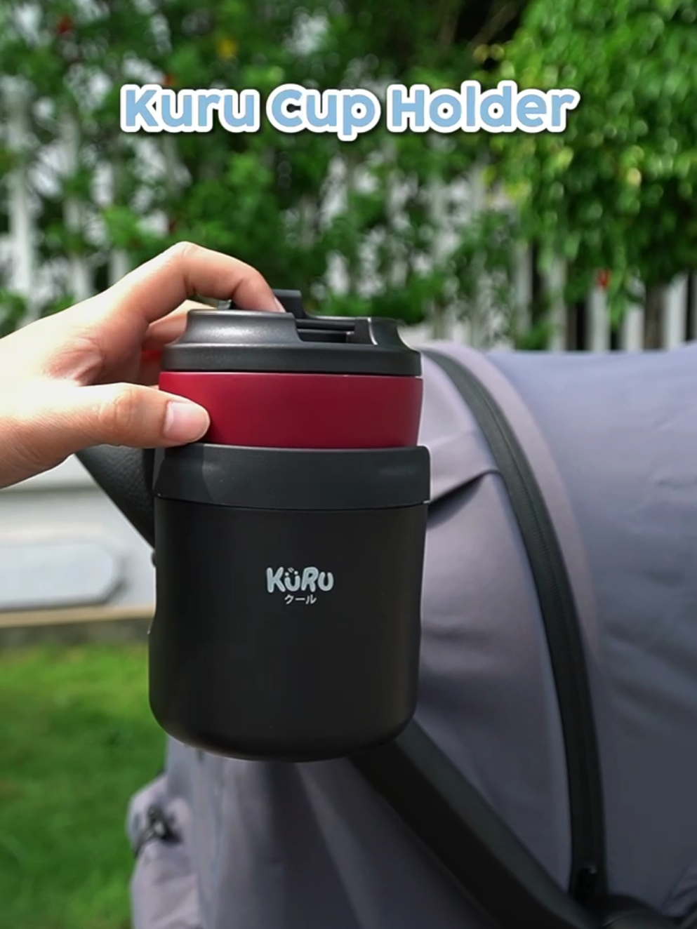 Mau bawa kopi atau susu si kecil saat jalan-jalan tapi suka bingung naruhnya di mana? Meet our newest lifesaver: Kuru Baby Cup Holder. Desainnya simpel, tapi serbaguna. Bisa dipasang di stroller, sepeda, atau bahkan kursi lipat buat piknik. Cocok untuk moms aktif yang gak mau ribet. Gak perlu lagi pegang minuman sepanjang jalan — tinggal pasang, masukin cup, dan kamu siap beraktivitas dengan tenang.  #kurumom #kurubaby #babyapproved #cupholder #perlengkapanbayi #perlengkapanbayionline #tokobayi  #babyproducts #onlineshopbaby #babystuff #bayiaman #supportbaby