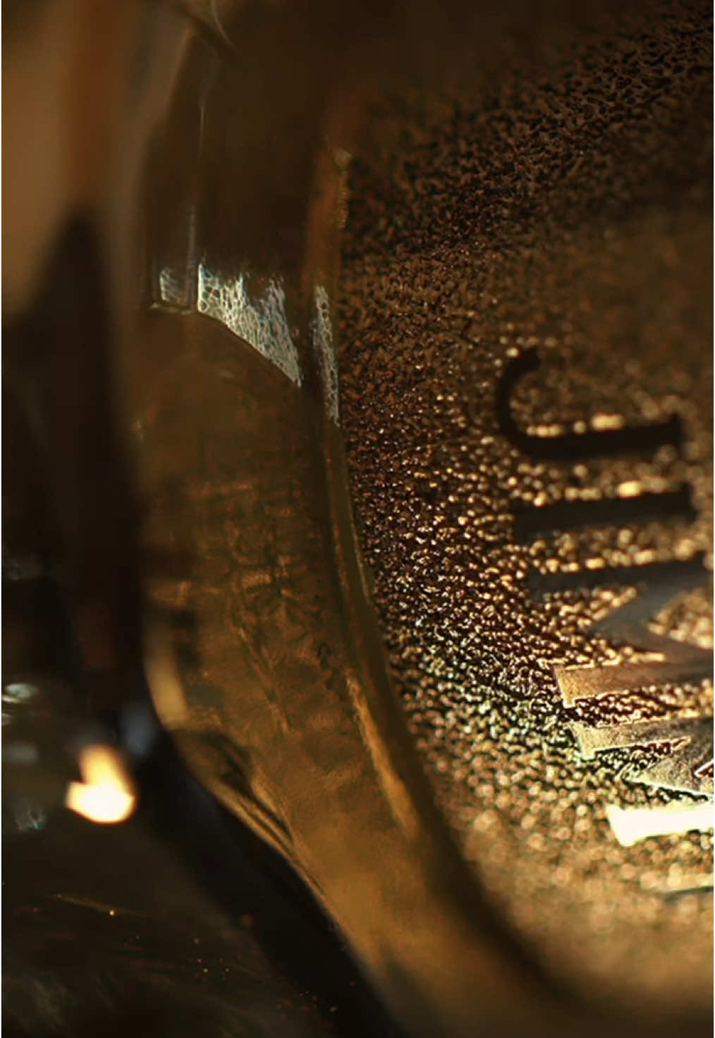 Découvrez I Want Choo Eau de Parfum, un mélange séduisant de pêche veloutée et de vibrations sensuelles de jasmin. #IWantChoo #JimmyChoo