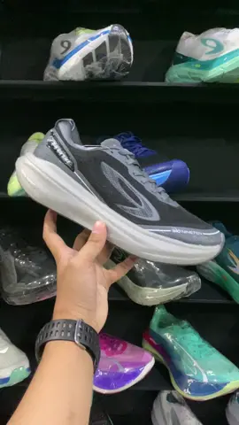 Sepatu lari Nineten 910 Aurorun Stride - Hitam/Abu tua #sepatulari #sepaturunning #910nineten #910shoes #910running #910ninetenaurorun #aurorunstride 