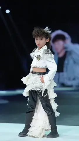 #model #kidmodel #topmodel #catwalk #catwalkmodel #betraidethuong #betraidangyeu #trinhdienthoitrang #xuhuongthoitrang #thoitrangtreem 