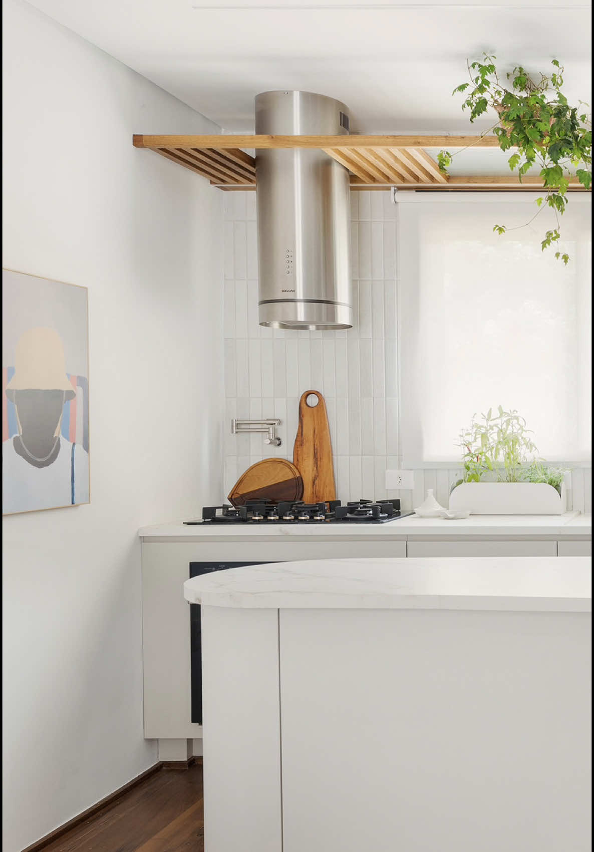 • COIFA CILÍNDRICA • ..: por que escolhemos esse modelo aqui? Quando o forno ou o cooktop ficam na projeção da janela, as opções convencionais de depurador podem se tornar um desafio. Neste projeto, buscamos uma solução que respeitasse a arquitetura do espaço e encontramos na coifa cilíndrica de ilha uma alternativa que funcionou super bem, mesmo sem ser colocada em uma bancada de ilha e mesmo sem ser uma coifa! Saibam: - podemos usar coifas como depuradores - ⁠podemos usar coifas de ilha sem ser em ilhas