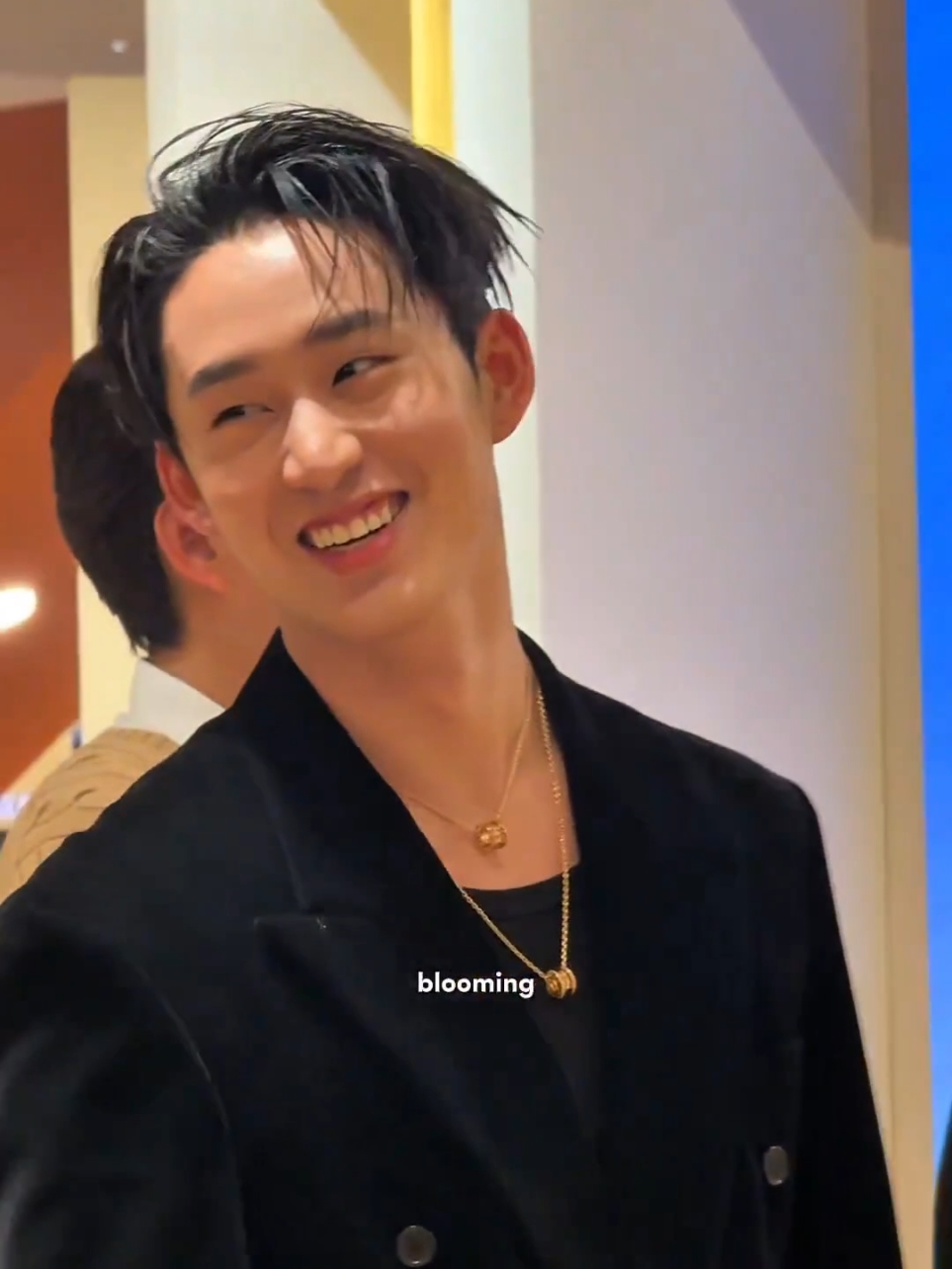 how can someone be so beautiful handsome gorgeous attractive like this? oh i down so bad for this man, est supha🫠💘 #est_rvp #estsupha #BvlgariPopUpOpeningxEST (vid cr to the owner)