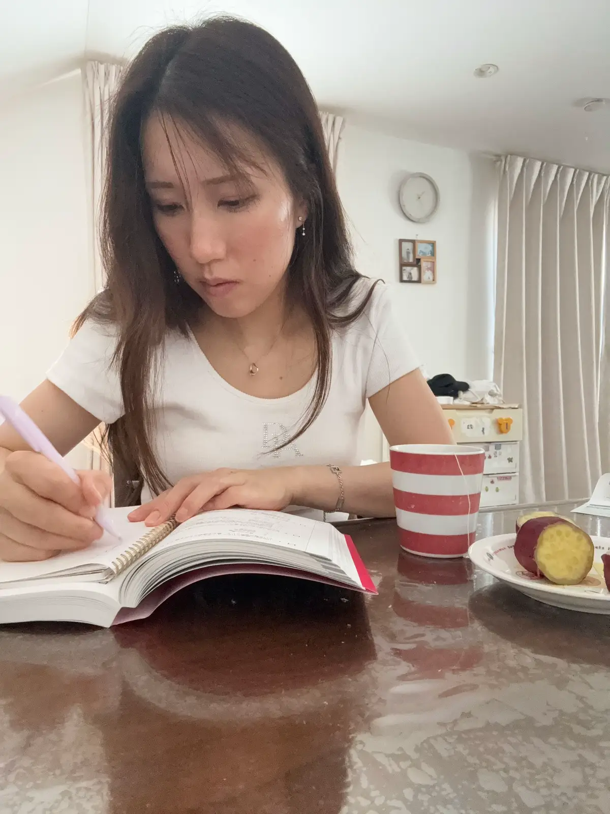 18日目💻➡︎試験まであと❶❺日   今日久々にLIVE配信したら 顔焼けました?って言われて 😱😱😱😨😨😨😰😰😰😭 　 毎日の夜更かし&運動不足&ストレスのおかげで お肌の調子はまぁまぁ最悪⤵️ 　 赤みやニキビ跡で全体が燻んで見えるし エアコン下での乾燥、 ハリツヤのなさ、 下ばっか向いてるから弛み、 えーーーーーーーーーん😭 　 早く友達と遊んで口角上げまくりたいっ😭💗🍷 　 ブスになってまで頑張る必要あるのかなって 思っちゃう時もあるくらいだよ😭 　 でも、しんどい事から逃げない心を育てたい❤️‍🩹 　 #34日後にG検定を受ける女 #G検定 #継続#4児ママ #wellness 