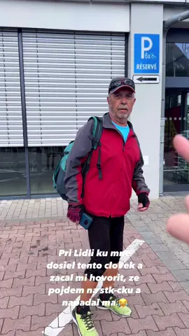 na Pažického pri Lidli zaútočil dôchodca, vyhrážal sa mu, že pôjde na stk-čku a že ako je možné, že v8 je hlučné 😆