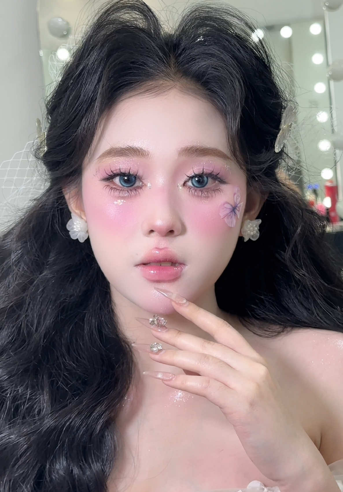 Chỉ make up đi gặp người xứng đáng 🌸 #makeup #makeuptiec #makeupcodau #makeupconcert #makeuptiec  #uyentranmakeup #makeuphcm #tonetim #makeupartist  #makeuptutorial #makeuptips  #xuhuongmakeup  #xuhuong #xuhuongtiktok #viral #viralvideos 