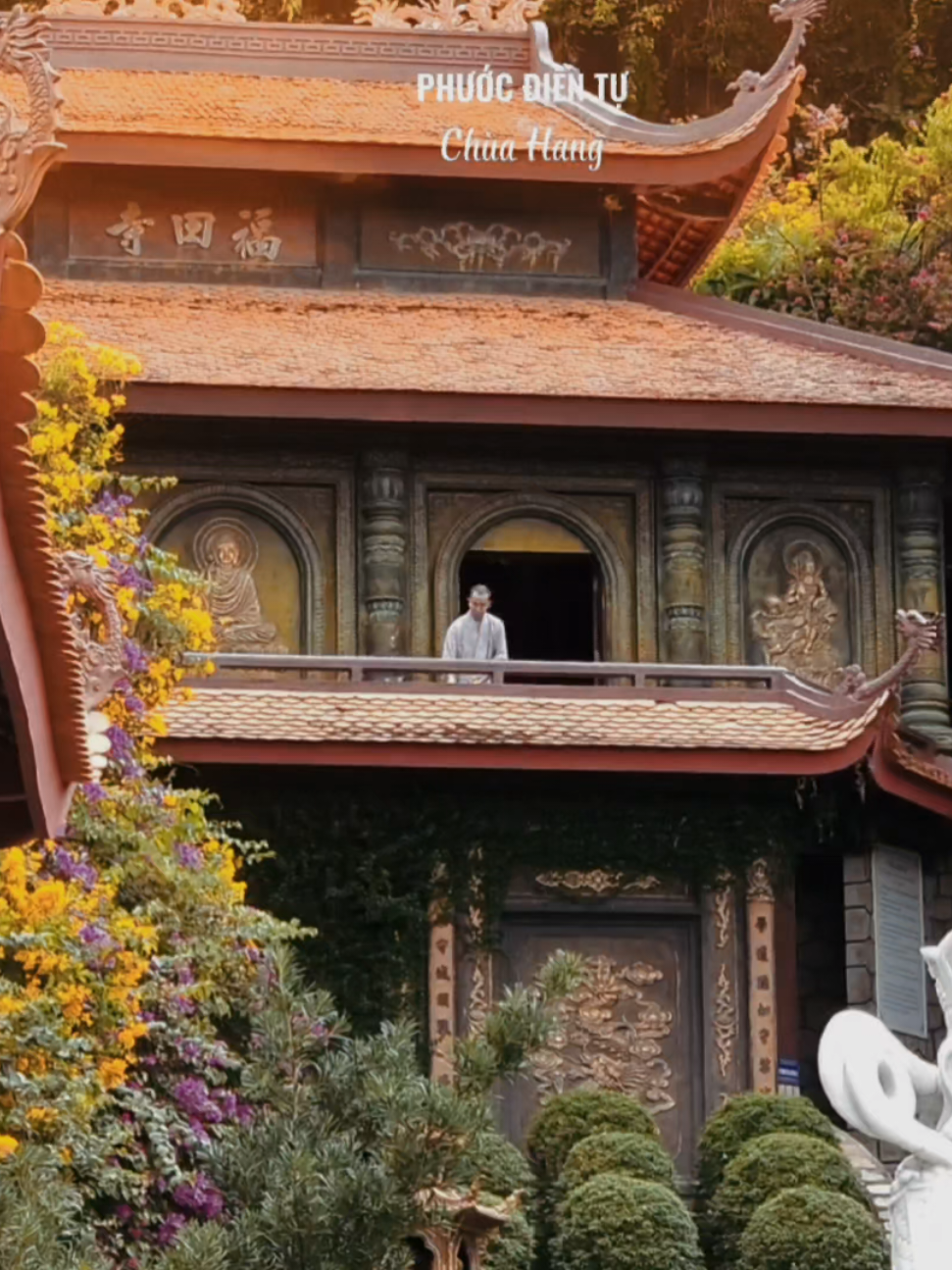 Chùa Hang (Phước Điền Tự) trên núi Sam! Ngôi chùa cổ kính này nổi tiếng với kiến trúc độc đáo hòa cùng hang đá tự nhiên và câu chuyện đôi rắn Thanh Xà - Bạch Xà linh thiêng. Nơi đây không chỉ để chiêm bái, mà còn để ngắm trọn cảnh đồng bằng An Giang xanh mướt từ trên cao. Một Di tích Lịch sử Quốc gia đầy vẻ đẹp thanh tịnh và huyền bí. #ChuaHangChauDoc #ChauDoc #AnGiang #DuLichTamLinh #NuiSam