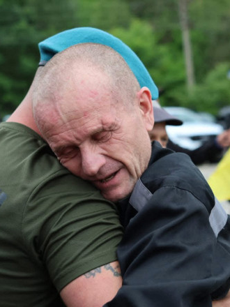 Speranță în mijlocul conflictului: Ucraina și Rusia schimbă prizonieri răniți și tineri. Ucraina și Rusia au realizat vineri un nou schimb de prizonieri, în urma unui acord negociat la Istanbul la începutul lunii iunie. Soldații eliberați sunt fie răniți, fie sub 25 de ani, iar corpurile celor decedați au fost returnate. Mai multe detalii pe link in BIO. #stiri #razboi #ucraina #rusia #prizonieri #fyp