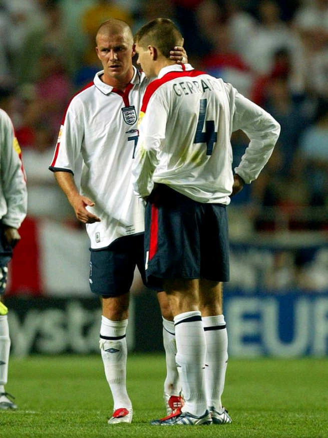 Generasi emas Inggris, yang terlalu mahal untuk dibentuk jadi tim.  Bukan gagal karena kurang rasa— tapi karena kebanyakan yang pengen jadi rasa utama.  Kadang, yang paling bikin kenyang… justru yang paling tahu kapan harus diem di dapur. #GenerasiEmasInggris #StorytellingSepakBola #BolaNggakCumaGol #NarasiTongkrongan #SepakbolaPuitis #GoldenGeneration #TimnasInggris #BolaBanyakRasa #HidanganGagalJuara #BukanCumaSkill