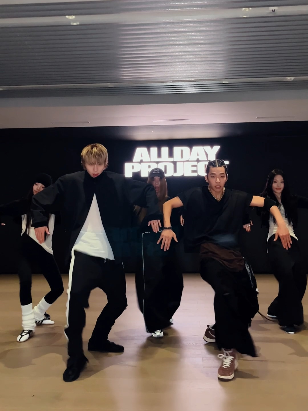 To snap it flick it ‘cause we #ALLDAYPROJECT#ADP#올데이프로젝트 #FAMOUS#WICKED #THEBLACKLABEL#더블랙레이블