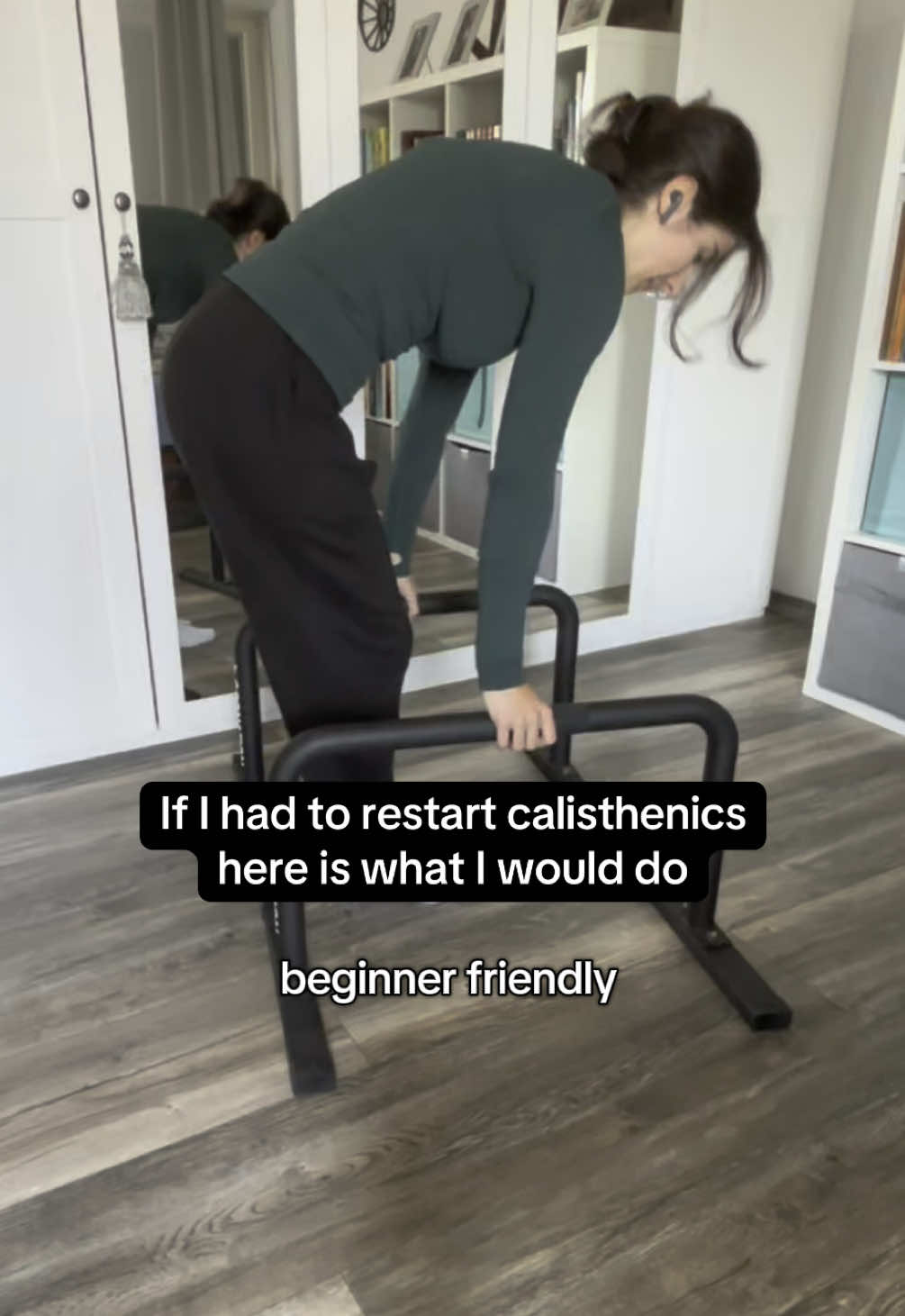 side note: that’s currently my routine as well since I did a break from calisthenics - helps me get my strength back so I can soon focus on new skills again 🤞🏼 #bodyweight #calisthenicsgirls #calisthenics #elbowlever #lsit #handstandpractice 