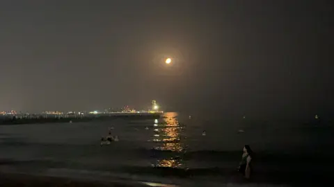 Night swimming 🤍 #CapCut #fyp #Biscoitocut #Congelar #สโลว์หมุนๆ #foryou #foryoupage #fypシ゚viral #tiktok #fyyyyyyyyyyyyyyyy #1millionaudition #dubai #music #viralvideo #Summer #burjalarab 