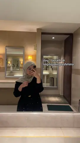 sehari bersama @Sattka Basic . first impression: enteng, ga budeg, rapi nya enak, dann jd pertama kali pake pashmina jd okee😋 #pashminakaos 
