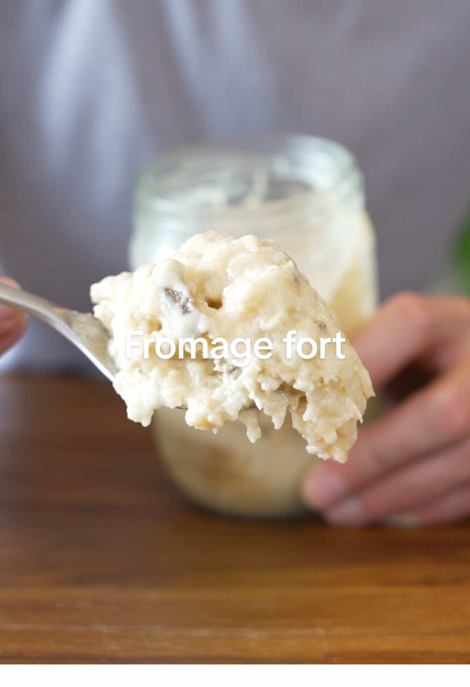 Le fromage le plus fort du monde : le « fromage fort » 🧀 Ce fromage a vu le jour dans toutes les régions fromagère, pour éviter de gâcher le fromage : les pains de roquefort cassés, les fromages mal fermentés ou invendus.. On les mélange à de l’alcool, comme ça on aseptisé tout et on laisse travailler les enzymes : c’est en fait un fromage très affiné 😀 Commentez « Fromage fort » pour consulter la recette écrite détaillée sur la communauté !