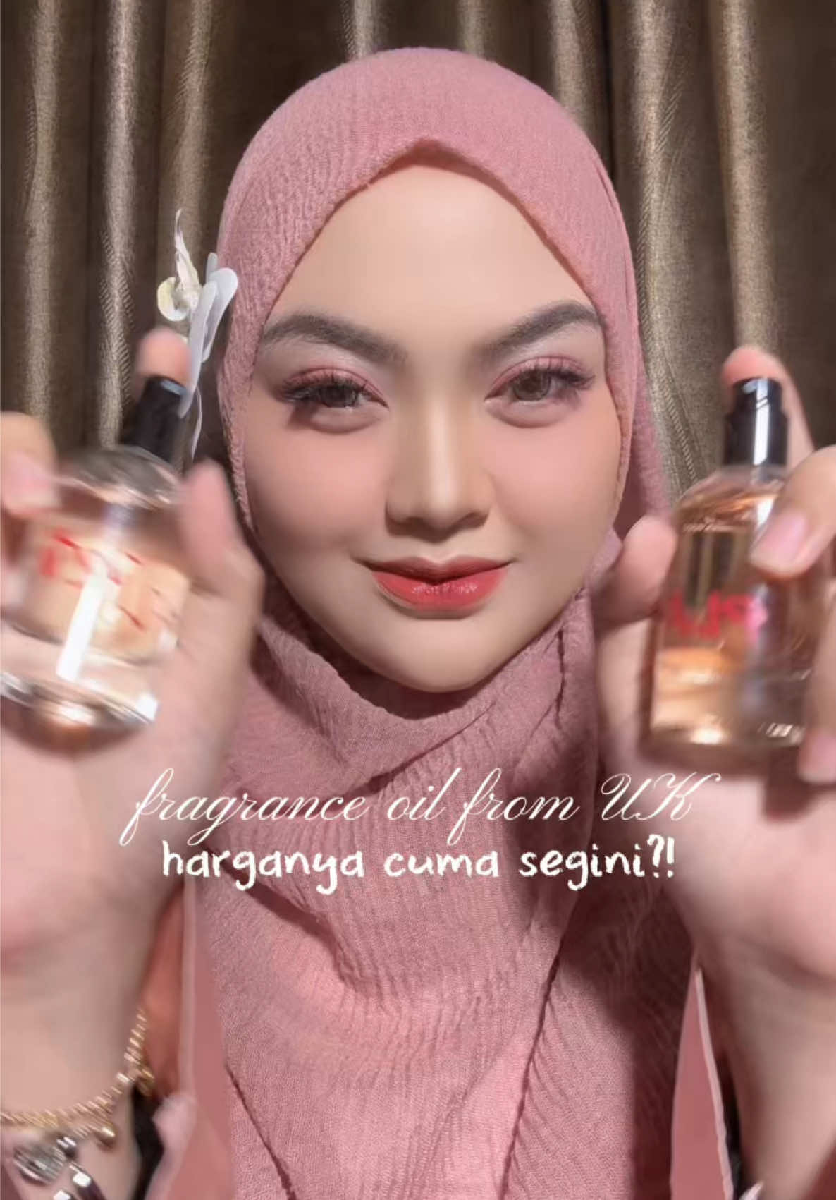 Ada perfume yang pake fragrance oil dari UK, harganya cuma segini?! 🤯 Yes girl, cuma 99k-an udah dapet perfume aroma elegan & mewah yang tahan lama up to 8 jam + SPL DARDERDOR❕ Flirt & Play, both smell sooo good – sweet, fun, and totally mood booster vibes! ❤️ Selain Sociolla, sekarang perfume ini juga udah tersedia di Dandan loh, dan ada diskon 15% 😍 Cusss buruan beli sekarang! 🛒 @In The Mood For  #InTheMoodFor #flirt #play #PerfumeLocalBrand #PerfumeAffordable #ParfumSultan 