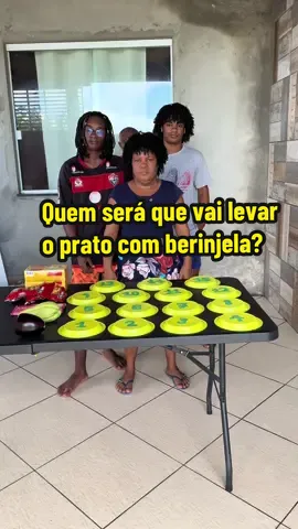 Quem será que vai levar o prato com berinjela? 