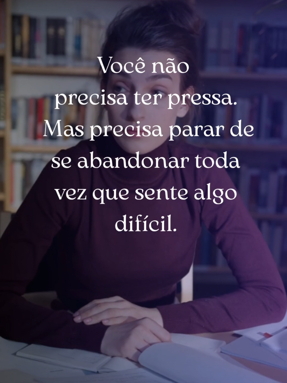 Ser forte não é ignorar o que sente. É ter presença pra sentir e não se abandonar. 🌊 Reeducar é reaprender a ficar mesmo quando tudo em você quer fugir. 💬 Me conta aqui: Você tem conseguido ficar com o que sente… ou ainda se abandona quando dói? #ProjetoSER #ReeducarSentir #VerdadeEmocional #ReeducaçãoEmocional #autoconhecimentonaprática