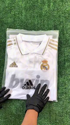 🎥⚽ ¡Vuelve la magia del 2011-2012! Revive una de las temporadas más legendarias del Real Madrid con esta camiseta retro 💫 👕 Diseño clásico y detalles dorados que gritan: ¡campeones! 🏆 Temporada de los 100 puntos, récords y un equipo de galácticos dirigido por Mourinho. 🔥 ¡Cristiano, Benzema, Özil, Ramos… y tú puedes tener su piel! 📍 Disponible en El Coliseo 🏟️⚽️ 📲 Escríbenos y consigue la tuya. #RealMadrid #RetroJersey #ElColiseo #FútbolRetro #CamisetasDeFútbol #Madridista #Temporada2011 #CristianoRonaldo