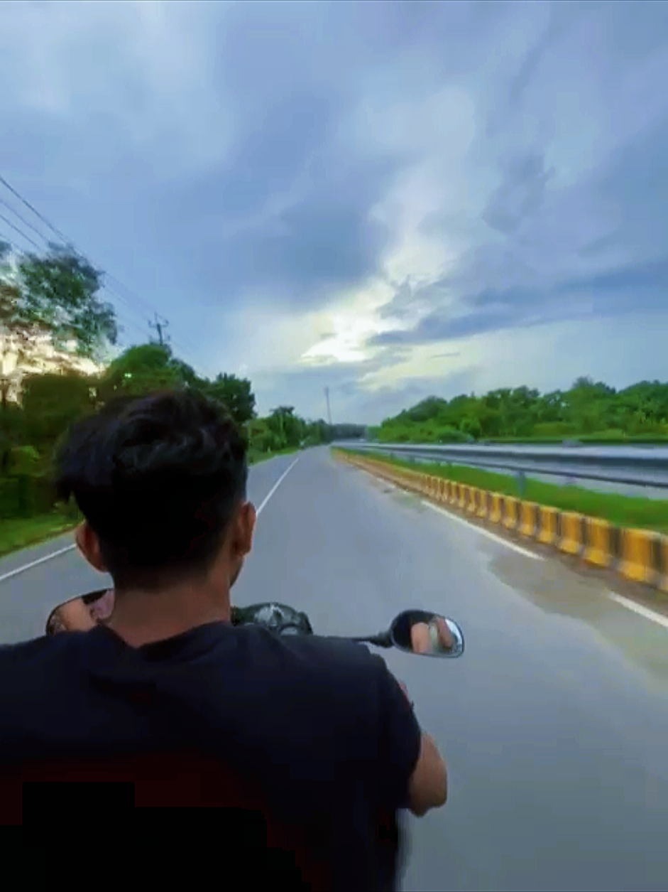 ভালোবাসা প্রকাশ করার আর কোন কৌশল আমার জানা নেই😌 শুধুই কি বলতে চাই সত্যিই তুমাকে আমি অনেক ভালোবাসি 🎀🌸@u🚩 