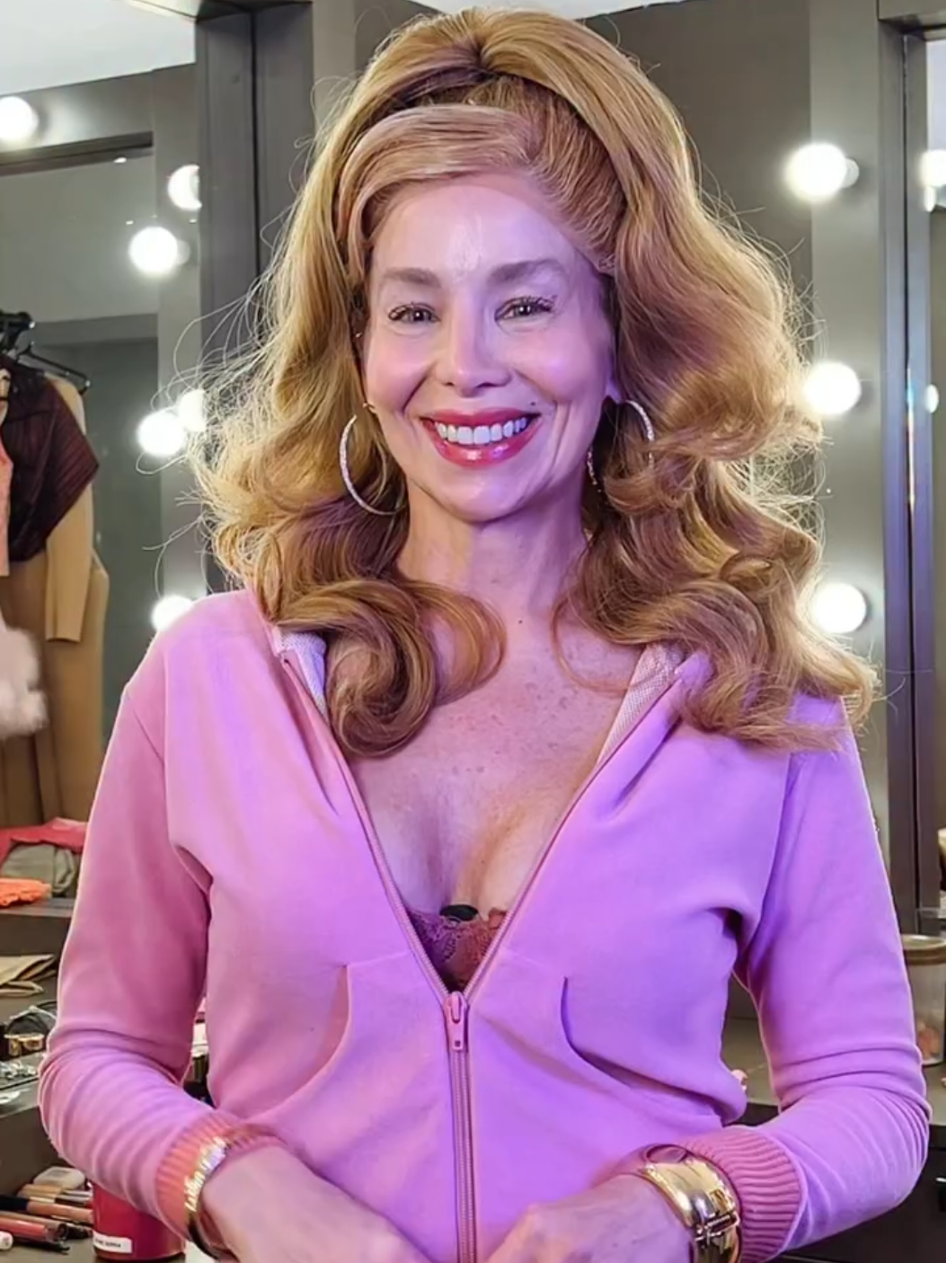 @Danielle Winits  veio te lembrar que são as últimas apresentações de Meninas Malvadas – O Musical! 🥺 Não fique de fora dessa superprodução da Broadway, que é um verdadeiro clássico da cultura pop, com um elenco de peso, músicas imperdíveis, e claro, risadas do começo ao fim. Estamos em cartaz só até 29 de junho no @teatrosantander! Acesse o link da bio e garanta seu lugar. 💖 #PraTodosVerem Vídeo com a atriz Danielle Winits caracterizada como a Sra. George, do espetáculo Meninas Malvadas – O Musical. Ela aparece sorridente em um camarim iluminado com luzes ao redor dos espelhos. Está com cabelos loiros volumosos e presos no alto da cabeça, usando um conjunto de moletom rosa com zíper, argolas douradas, braceletes brilhantes e unhas longas e escuras. No vídeo, Danielle convida o público para assistir ao espetáculo, que segue em cartaz somente até o dia 29 de junho no Teatro Santander. #MeninasMalvadasOMusical #MinisteriodaCultura #ZurichSantanderBrasil #Esfera #PontosEsfera #ReturnCapital #ReturnTransforma #lorenzettioficial #lorenzetticultural #B3