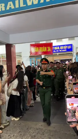 + 1 máy sống chậm, nên edit video cũng chậm luôn. Quay ngược thời gian về 17 ngày trước cụ thể là 4/6/2025 tại ga Sài Gòn. Tiễn khối #TCĐT lên tàu đi #A80 nha các ní #CapCut 