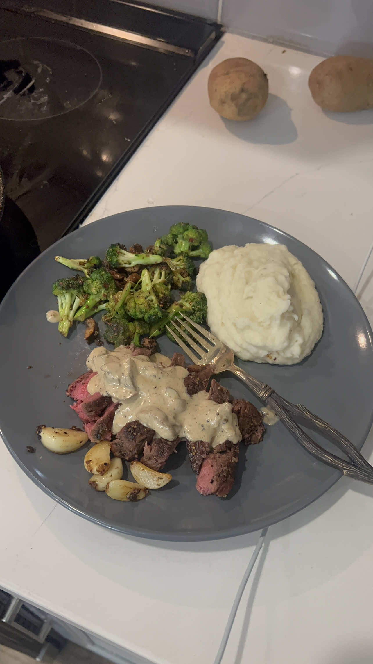 Steak with a white cream sauce >>> 🤏🏽 #yummy #Foodie 