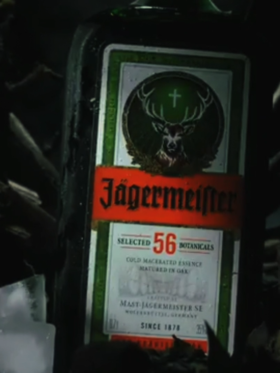 Det er i dag 91 år siden den tyske kjemikeren Curt Mast tappet den første flasken med jägermeister fra sine håndlagde eikefat i Wolfenbüttel. Mast's opfinnelse er ikke bare en likør. Det er et kunstverk komponert av 56 ulike urter, røtter og kryddere. Kanel fra Ceylon. Ingefær fra India. Appelsinskall, stjerneanis, ryllik og ginseng. Alt er håndplukket og perfeksjonert for å sikre et fluidum av ypperste kvalitet.        -En eleksir som er i stand til å helbrede enhver manns kropp og sjel.  Jägermeister ble aldri bare en drikk. I årevis sverget tyskerne til den som en trofast og allmektig kur. Noe man tok mot forkjølelse, magesmerter, tungsinn, angst eller insomni. Noe man tok for å finne lyset i et ellers mørkt liv.  Gamle jegere styrtet den ved leirbål, etter lange jakter i skog og mark. Unge tyskere benyttet den ved festbordet for å markere overgangen til et liv preget av ansvar og modenhet. Drikken ble etterhvert et symbol på samhold så vel som tradisjon, kultur og natur. Midt på flasken stemplet Mast en hjortebukk til ære for helgenen sankt Hubertus. Ifølge legenden var Hubertus på jakt da han fikk øye på en mektig hjort. I det dyret snudde seg, lyste et strålende kors mellom geviret. Hubertus skal ha falt på kne, rørt av visjonen, og viet resten av sitt liv til et åndelig kall. Denne visjonen ble selve symbolet på omvendelse, respekt for naturen og jakten som en edel kunst – ikke bare en sport for å destruere naturens vidunderligheter. Derfor bærer Jägermeisters logo ikke bare et dyr, men en fortelling. Hjorten symboliserer ikke bare viltet, men også styrke, eleganse og dyp forbindelse med naturens ånd. Korset lyser for visjonen, for inspirasjonen og for transformasjonen – akkurat som Hubertus’ eget liv ble forvandlet. Navnet «Jägermeister» betyr rett og slett «mesterjegeren». Og logoen hyller ikke bare en mann eller en legende, men hele tradisjonen og respekten for jakten i tysk kultur. Den står som et løfte: at man skal jakte med verdighet, og nyte livets gleder med samme ærbødighet. Korset på flasken er ikke bare et merke for en urtelikør – det er et symbol på omvendelse, på å finne veien tilbake til det hellige midt i det verdslige. Det er en påminnelse om at man selv i de mest sårbare øyeblikk må bevare sin tro og ære ovenfor gud, og bekrefter hva jägermeister faktisk er; - Guds gave til menneskeheten. #jägermeister #alcohol #forsvaret #feltkniven #heimevernet #real #ag3 #ekte 