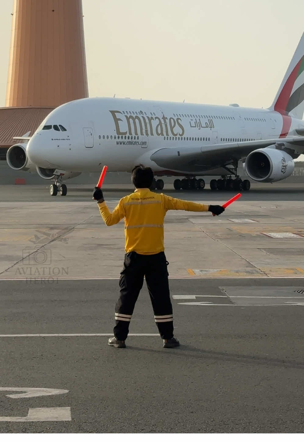 مايسترو الطائرات 😉✈️ #marshall #fyp #viral #emirates #airbusa380 #dubai 