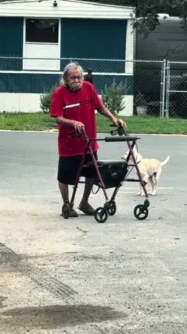 la mezcla de emociones que siento papi al ver tus arrugitas en tu rostro y las canas en tu cabello pero no  me  importa la edad que tengamos, siempre serás mi padre y yo siempre seré tu hija. Te quiero, papá, y aunque el tiempo pase, mi amor por ti solo crecera👴🏾👩🏻💞 #fyp #parati #fatheranddaughter #gettingolder 