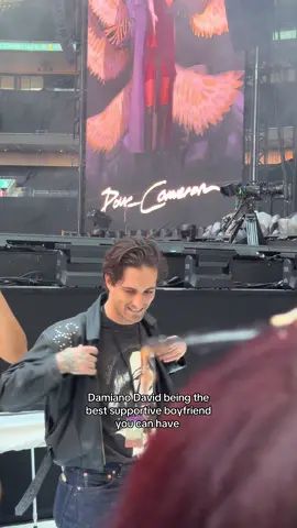 He’s so cute omg #dulapeep #dualipa #radicaloptimism #radicaloptimismtour #concertoutfit #concertaddict #concerts #concerttok #wembleystadium #londres #popmusic #ticketmaster   #wembley #damianodavid #dovecameron 