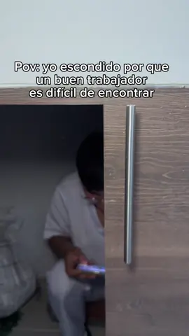 Dicen que un buen trabajador es difícil de encontrar… y el nuestro se lo tomó MUY en serio. 😅🕵️‍♂️ En Eh Avemaría Restaurante, valoramos tanto a nuestros buenos empleados… ¡que los cuidamos como tesoro escondido! 🪙 Porque un buen trabajador es escaso… y este ya aprendió a camuflarse como ninja 🤫😂 🔎 Etiquetá a ese compañero que “desaparece” cuando más se necesita 💬 ¿Sos del team que trabaja duro o del que se esconde bien? 😂 Compartí esto con tu parche del trabajo que se hace el ninja #EhAvemaría #ElQueSeEscondeTrabajaMás #HumorRestaurante #UnBuenTrabajador #ModoNinja #HumorPaisa #TrabajoCreativo #RestauranteConSabor #MemeDelDía #ArrozYComedia