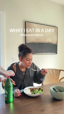 What I eat in day, no snacks.. details below🫶🏼 Meal #1 Steak + eggs + avocado side with grapes and strawberries, with @Bloom Nutrition powdered greens  Meal #2  Cilantro lime chicken + rice + broccoli + salad  Meal #3 prep seasoned salmon + golden + asparagus  hydrating throughout the day & making sure I’m drinking water😭 #bloompartner 