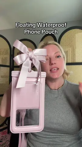 This is so freaking smart @CaseMate #casemate #phonepouch #waterproofphonecase #waterproofphonebag #bows #pinkbow 