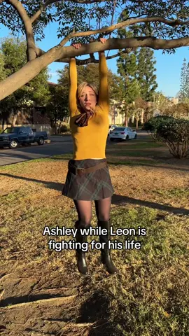 Leon!! Help! #residentevil4 #re4 #ashleygraham #leonkennedy #residentevil #gaming #capcom #cosplay 