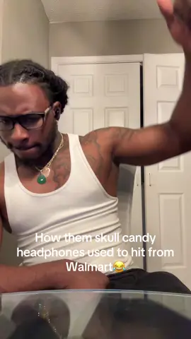 Iykyk skull candy headphones 😂#fyp #fypシ 