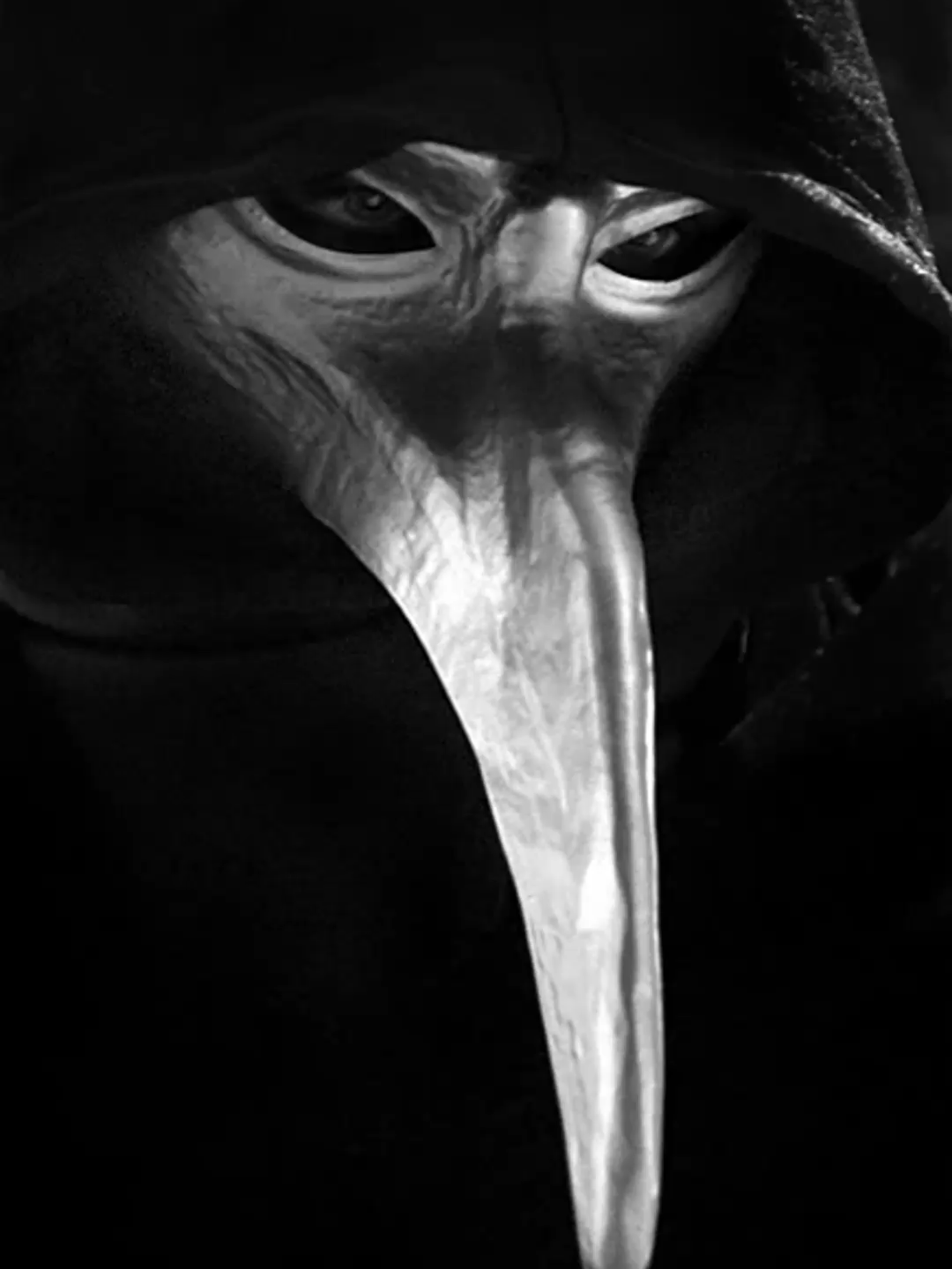 SCP-049 é uma entidade humanoide que se veste como um médico da peste do século XIV. Ele fala fluentemente várias línguas e se comunica de forma educada e articulada. Alega que a humanidade sofre de uma “praga” que precisa ser erradicada — e sua “cura” envolve o toque letal. Ao entrar em contato com um ser humano, SCP-049 o mata instantaneamente. Depois, realiza uma espécie de cirurgia usando ferramentas rudimentares, tentando “trazer o paciente de volta”. O resultado? Criaturas sem consciência, obedientes e sem fala — os chamados “cadáveres modificados”. A Fundação ainda não compreende totalmente sua lógica, mas sabe de uma coisa: Se ele disser que você está infectado… corra. #SCP049 #SCP #FundaçãoSCP #Creepypasta #ZonaSegura #Terror #Mistério #ArquivoConfidencial #FicçãoOuRealidade