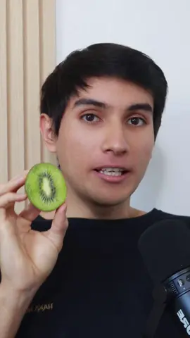 🥝🧬 ¿Por qué el kiwi es una de las frutas más saludables del planeta? Según la revista Carcinogénesis, comer un kiwi al día puede mejorar la capacidad del cuerpo para reparar el ADN hasta en un 60%. Consumido una hora antes de dormir, ayuda a mejorar la calidad del sueño de forma natural. Y si comes dos kiwis, puedes notar una mejora en tu digestión, gracias a su alto contenido de fibra y enzimas como la actinidina. Una fruta pequeña, pero con beneficios gigantes. 🥝✨ #medicinanatural #kiwi #salud #nutricion #medicina #vital #frutas #naturopatia