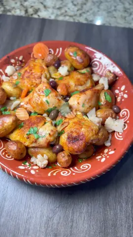Simple ingredients, bold flavor. Frango à Lagareiro is tender chicken roasted with garlic and olive oil — a true Portuguese classic done right. #Portugal #portuguese #portuguesefood #portuguesetiktok #portugaltravel #comidaportuguesa #frango #paratipagina 