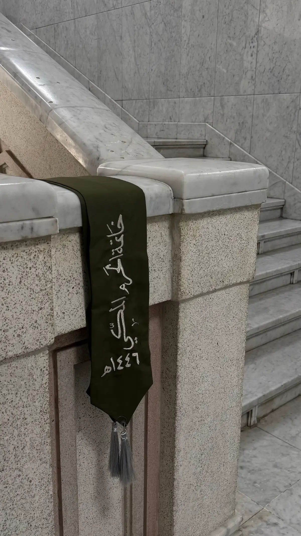 في مكةِ الغراء أورقَ خافقي ‏روي الفؤاد بثاني الختماتِ ‏بُشرى الجواهرِ في هناءَ أزفها ‏اللهُ أكرمني بخيرِ هباتِ 🥺🤍 #مكه  #الحرم_المكي #اكسبلوررر 